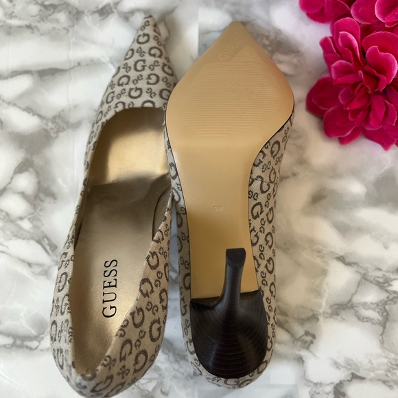 BRAND NEW Pair of GUESS Brown and Tan High-heels Shoes - Picture 8 of 9